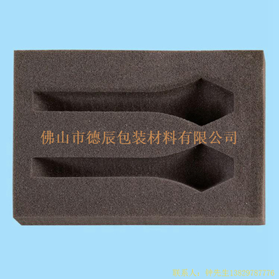 海綿內(nèi)托對(duì)各行各業(yè)產(chǎn)品起到絕緣、密封、防震、防塵、填充、隔音、固定，能夠保護(hù)包裝產(chǎn)品在運(yùn)輸過程中安然無恙，起到保護(hù)產(chǎn)品的一個(gè)作用，同時(shí)可以美化產(chǎn)品，提升產(chǎn)品檔次。