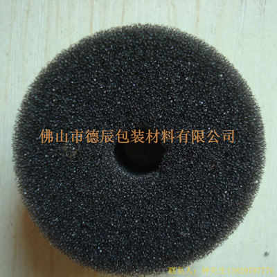 過濾海綿也稱網(wǎng)狀海綿，爆破海綿。聚氨酯過濾海綿由普通開孔軟泡高溫爆破開孔加工而成，爆破除掉了泡沫網(wǎng)絡(luò)之間原有的氣泡膜，得到了主體骨架網(wǎng)狀結(jié)構(gòu)。
過濾海綿的空隙率高達(dá)97%，具有優(yōu)異的透氣性、良好的柔軟性和較高的機(jī)械強(qiáng)度。
