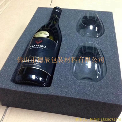 海綿內(nèi)托對(duì)各行各業(yè)產(chǎn)品起到絕緣、密封、防震、防塵、填充、隔音、固定，能夠保護(hù)包裝產(chǎn)品在運(yùn)輸過程中安然無恙，起到保護(hù)產(chǎn)品的一個(gè)作用，同時(shí)可以美化產(chǎn)品，提升產(chǎn)品檔次。