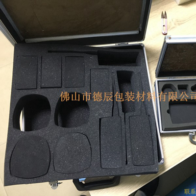海綿內(nèi)托對(duì)各行各業(yè)產(chǎn)品起到絕緣、密封、防震、防塵、填充、隔音、固定，能夠保護(hù)包裝產(chǎn)品在運(yùn)輸過程中安然無恙，起到保護(hù)產(chǎn)品的一個(gè)作用，同時(shí)可以美化產(chǎn)品，提升產(chǎn)品檔次。