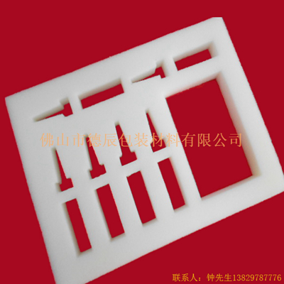 海綿內(nèi)托對(duì)各行各業(yè)產(chǎn)品起到絕緣、密封、防震、防塵、填充、隔音、固定，能夠保護(hù)包裝產(chǎn)品在運(yùn)輸過程中安然無恙，起到保護(hù)產(chǎn)品的一個(gè)作用，同時(shí)可以美化產(chǎn)品，提升產(chǎn)品檔次。
