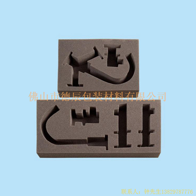 海綿內(nèi)托對(duì)各行各業(yè)產(chǎn)品起到絕緣、密封、防震、防塵、填充、隔音、固定，能夠保護(hù)包裝產(chǎn)品在運(yùn)輸過程中安然無恙，起到保護(hù)產(chǎn)品的一個(gè)作用，同時(shí)可以美化產(chǎn)品，提升產(chǎn)品檔次。